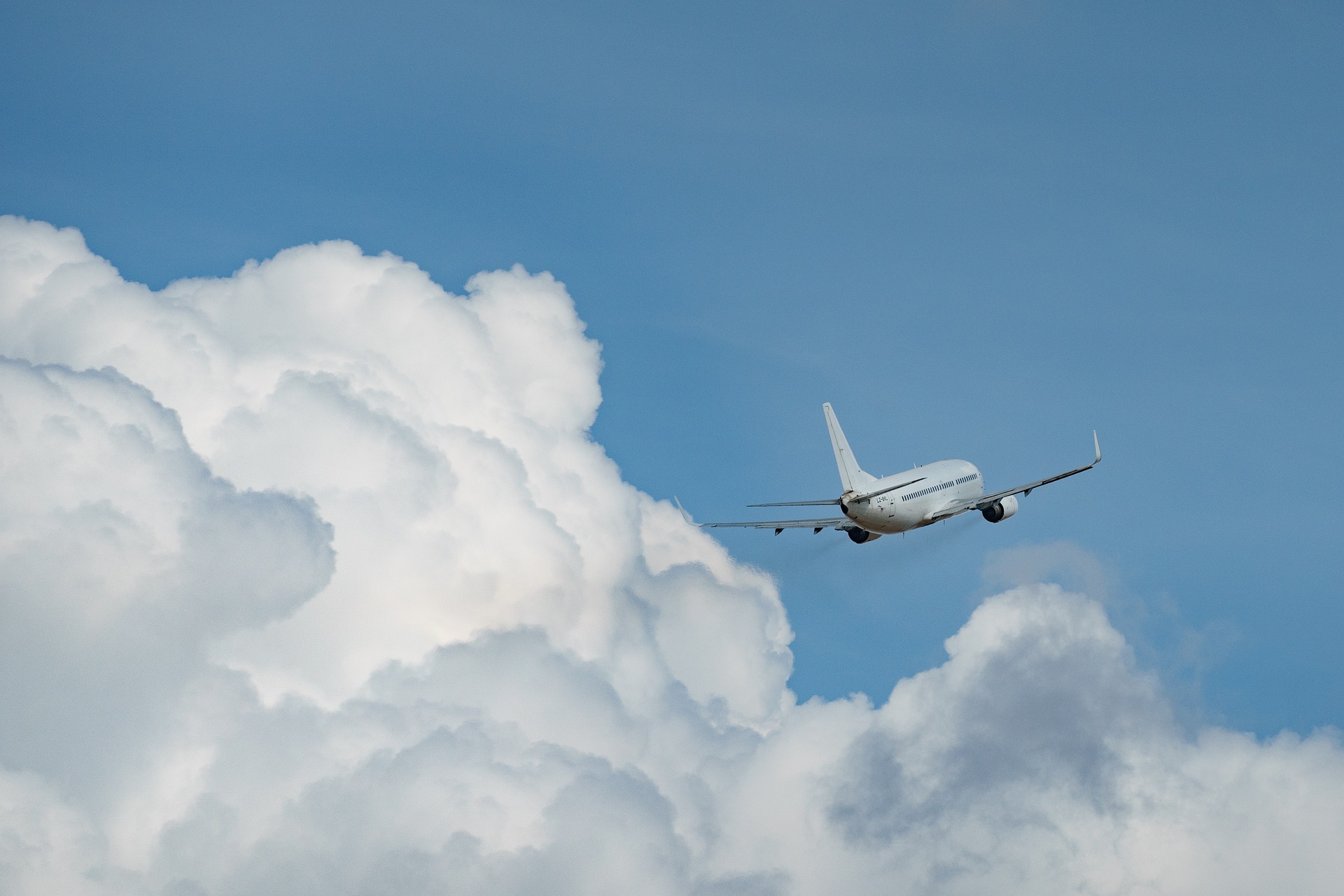 Flugzeug über Wolken