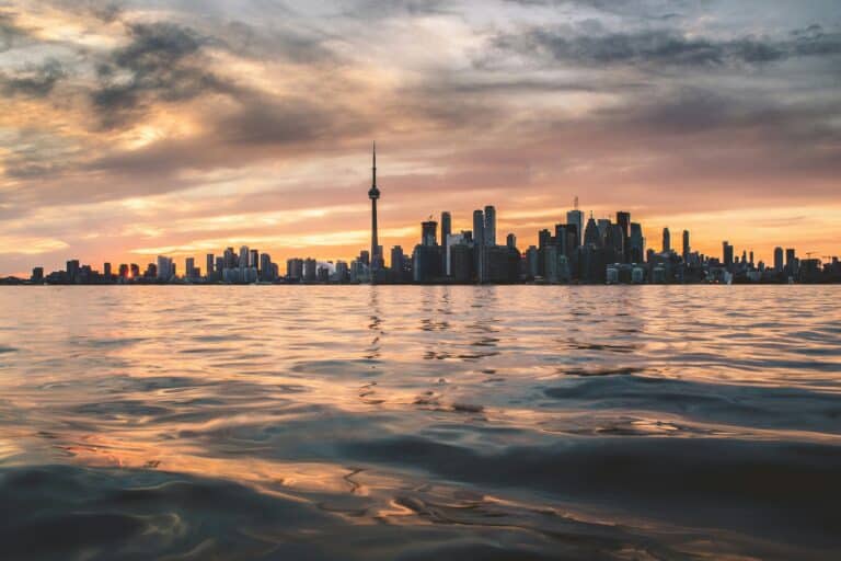Blick auf die Skyline von Toronto bei Sonnenuntergang / aufgang.