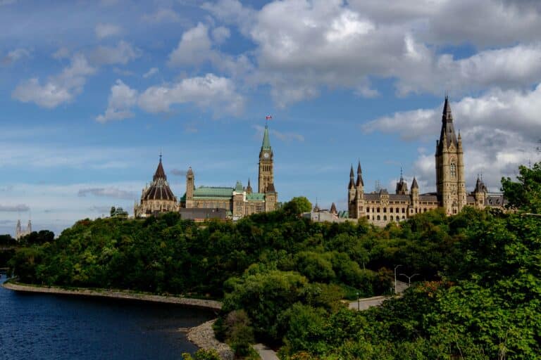 Blick auf die Stadt Ottawa und seine historischen Gebäude.