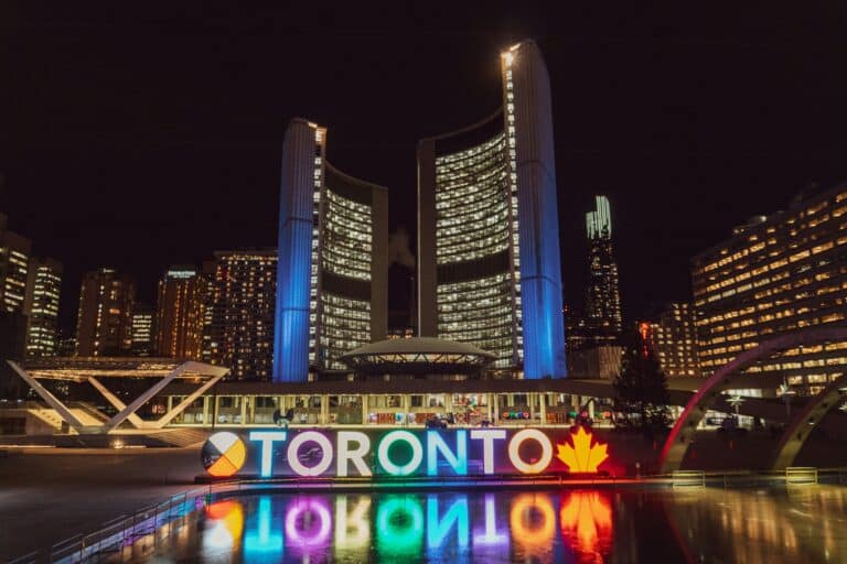 Toronto Schriftzug bei Nacht mit Blick auf die Skyline.
