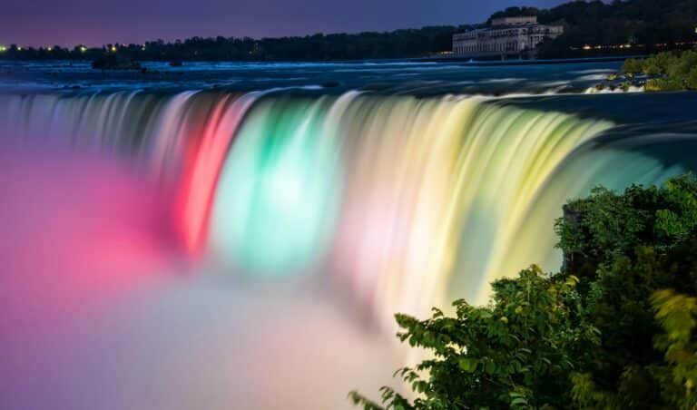 Die Niagara Falls abends bund beleuchtet.