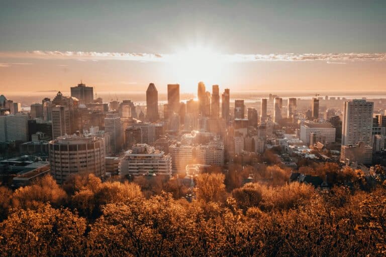 Montreal zum Indian Summer mit Blick auf die Skyline beim Sonnenuntergang / aufgang.