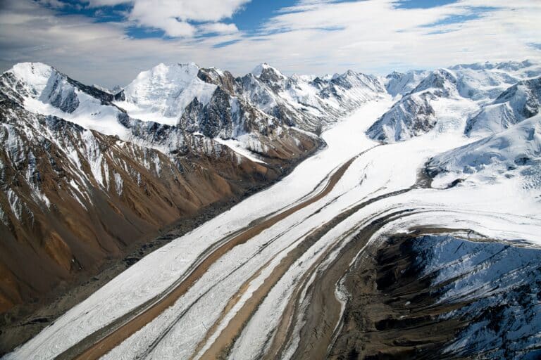 Blick aus der Vogelperspektive auf Gebirge und Gletscher im Kluane National Park