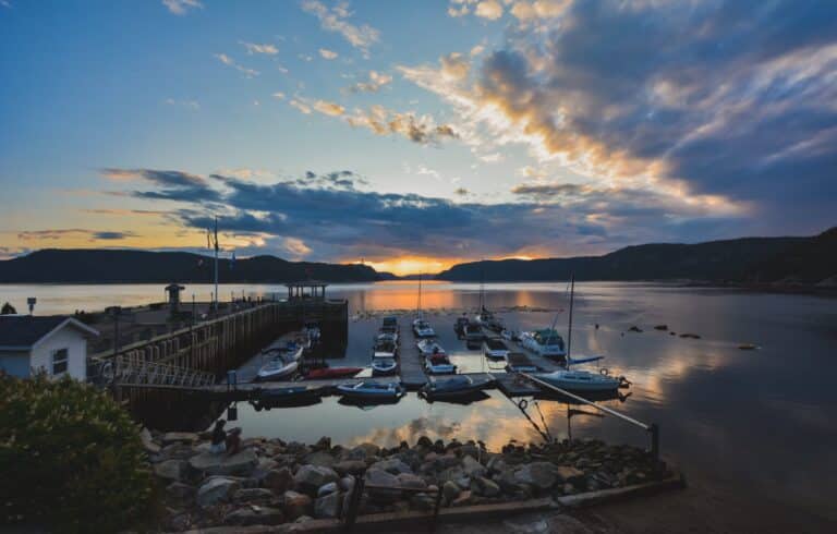 Abendlicher Blick auf den Saguenay Fjord und den kleinen Hafen von Anse De Roche in Quebec zum Sonnenuntergang
