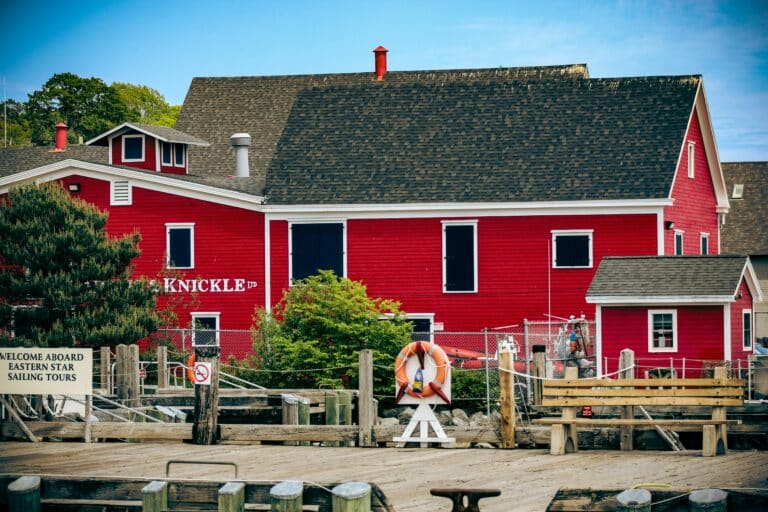 Rotes Holzgebäude am Hafen von Lunenburg