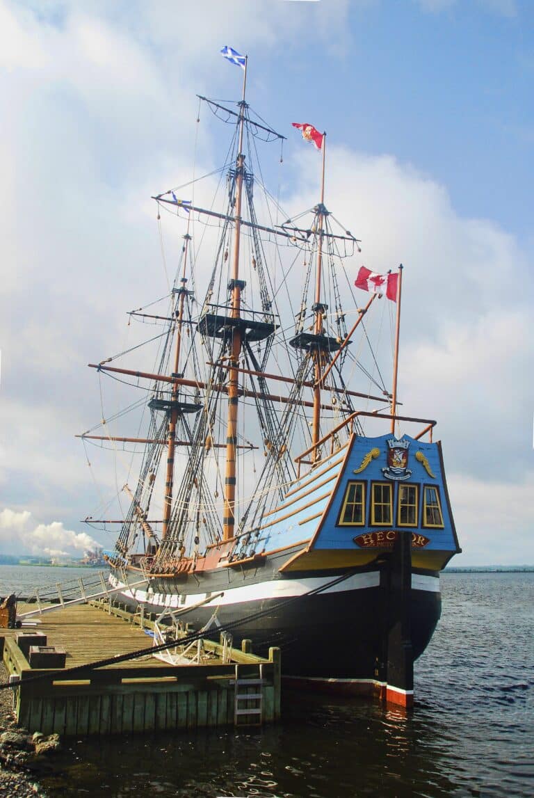 Die Replik des ersten Schiffes, auf welchem schottische Siedler in Nova Scotia ankamen im Hafen von Pictou