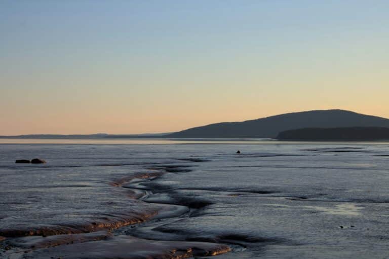 Strand bei Ebbe und Sonnenuntergang